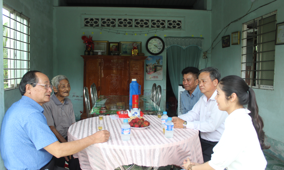 Lãnh đạo huyện Đức Huệ thăm và tặng quà gia đình chính sách tại xã Bình Hòa Nam