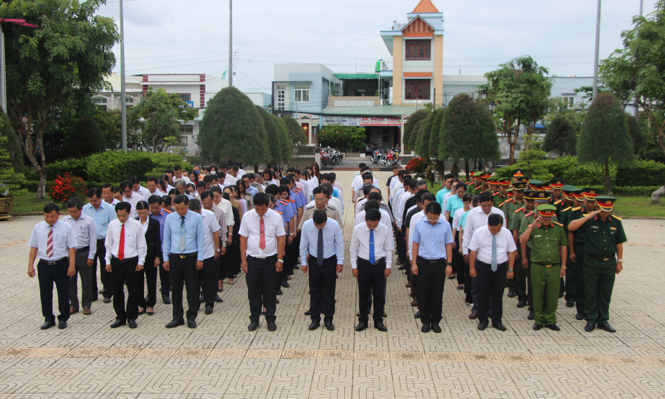  Đoàn đại biểu huyện Thủ Thừa dâng hương viếng đài tưởng niệm huyện