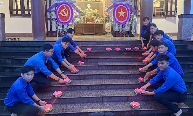 Thắp nến tri ân tại Đền tưởng niệm các anh hùng liệt sĩ Trung đoàn 88