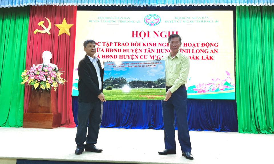 Đoàn công tác đại biểu HĐND huyện Cư M’gar, tỉnh Đắk Lắk giao lưu tại huyện Tân Hưng