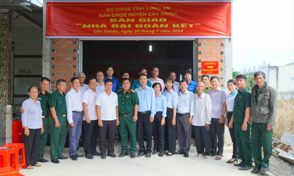 Cần Giuộc bàn giao nhà Đại đoàn kết cho quân nhân xuất ngũ