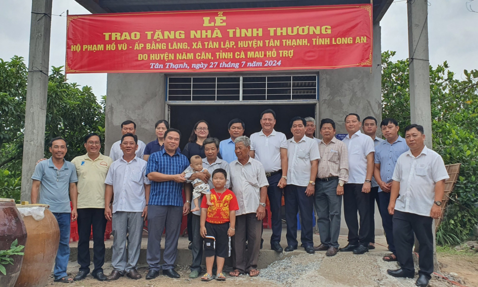 Huyện Năm Căn (Tỉnh Cà Mau) tặng nhà Tình thương cho hộ nghèo tại huyện Tân Thạnh