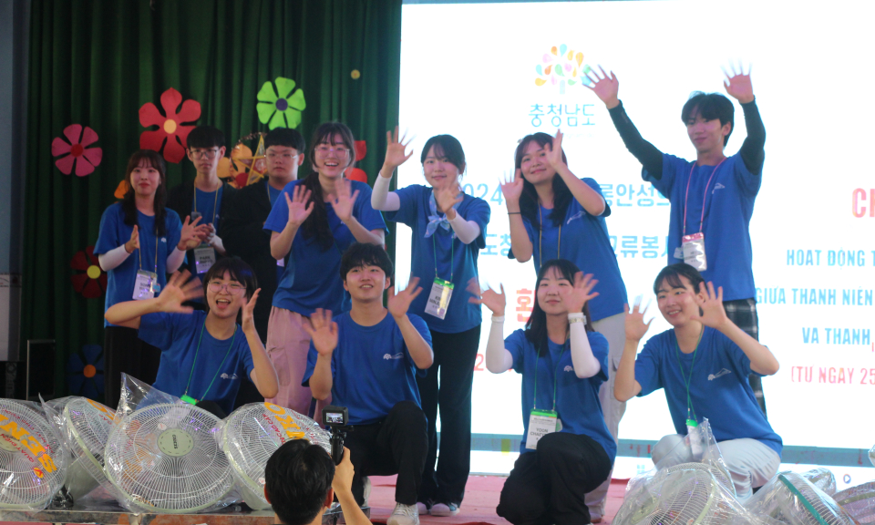 Đoàn thanh niên tình nguyện tỉnh Chungcheongnam, Hàn Quốc giao lưu văn hóa với trường học huyện Thủ Thừa