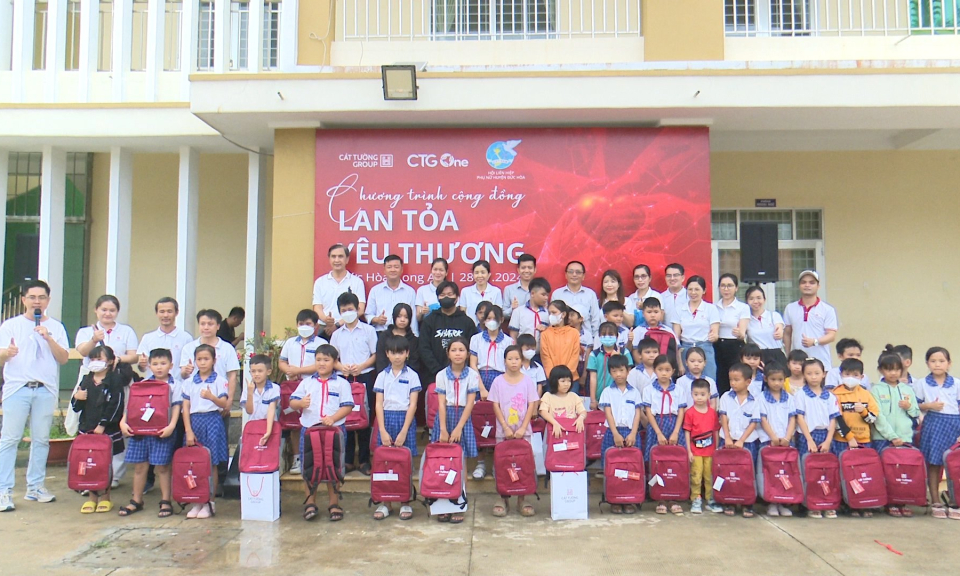 Đức Hòa tặng quà cho trẻ em mồ côi, trẻ em có hoàn cảnh khó khăn