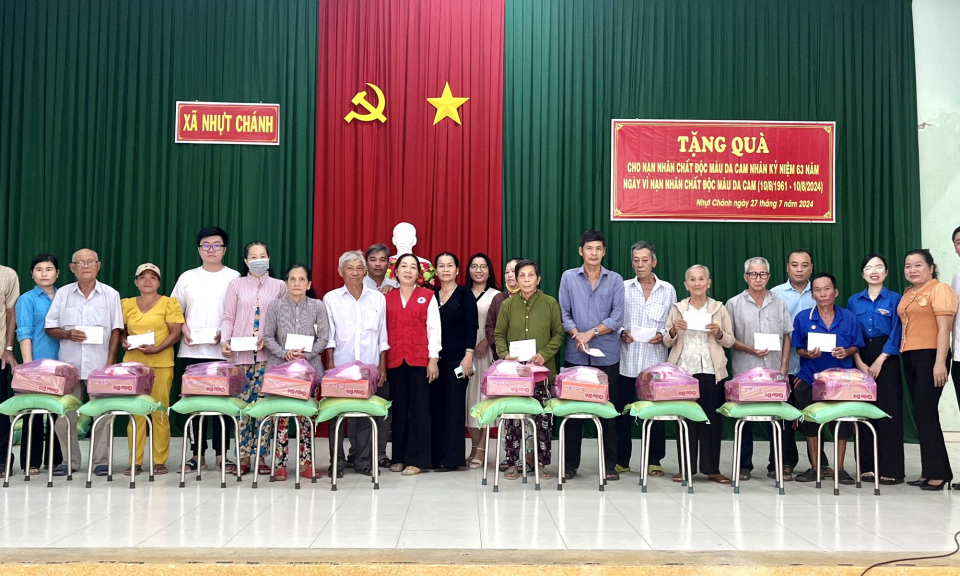 Bến Lức tặng 100 suất quà cho gia đình chính sách và nạn nhân chất độc da cam/dioxin