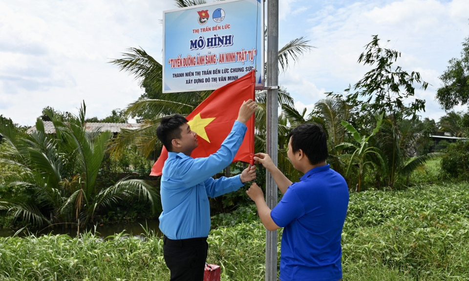 Đoàn thanh niên thị trấn Bến Lức ra mắt mô hình “Tuyến đường ánh sáng - an ninh trật tự”