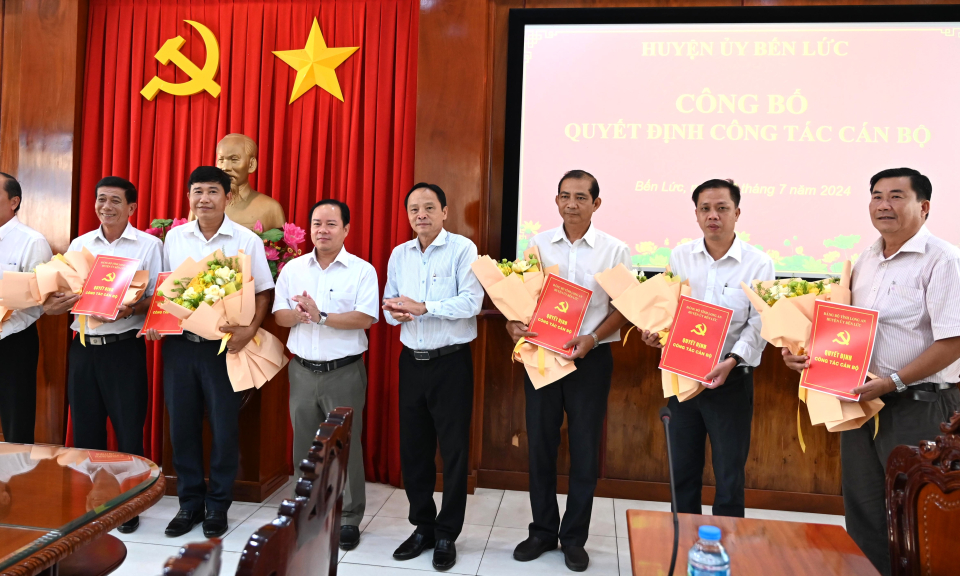 Huyện ủy Bến Lức trao quyết định công tác cán bộ