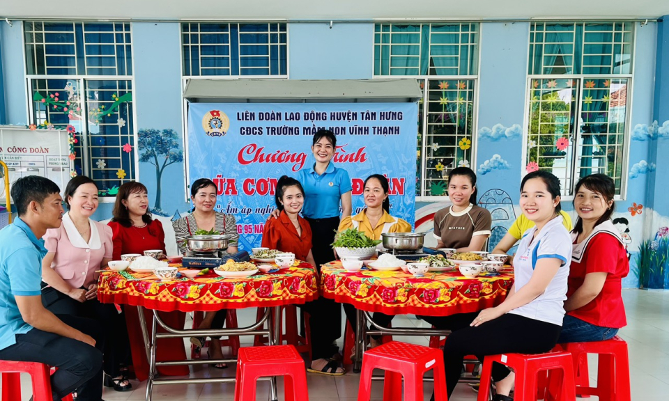 Tân Hưng ấm áp “Bữa cơm Công đoàn”