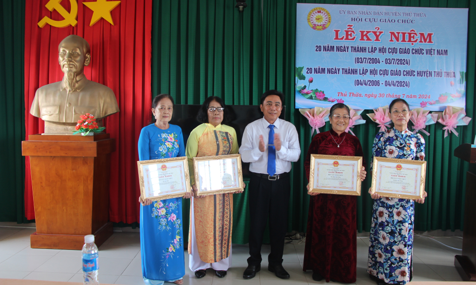 Thủ Thừa kỷ niệm 20 năm ngày thành lập Hội Cựu giáo chức