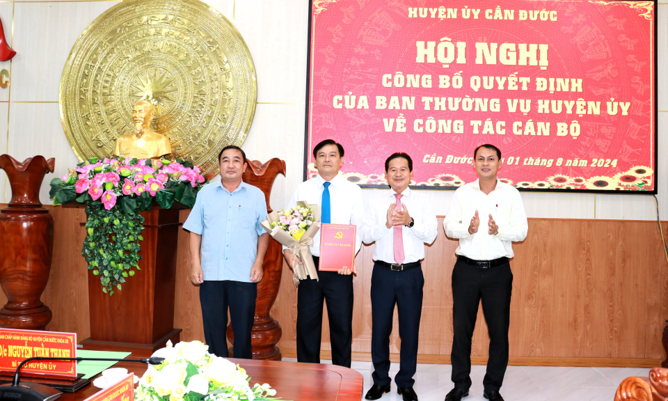 Huyện ủy Cần Đước trao quyết định công tác cán bộ