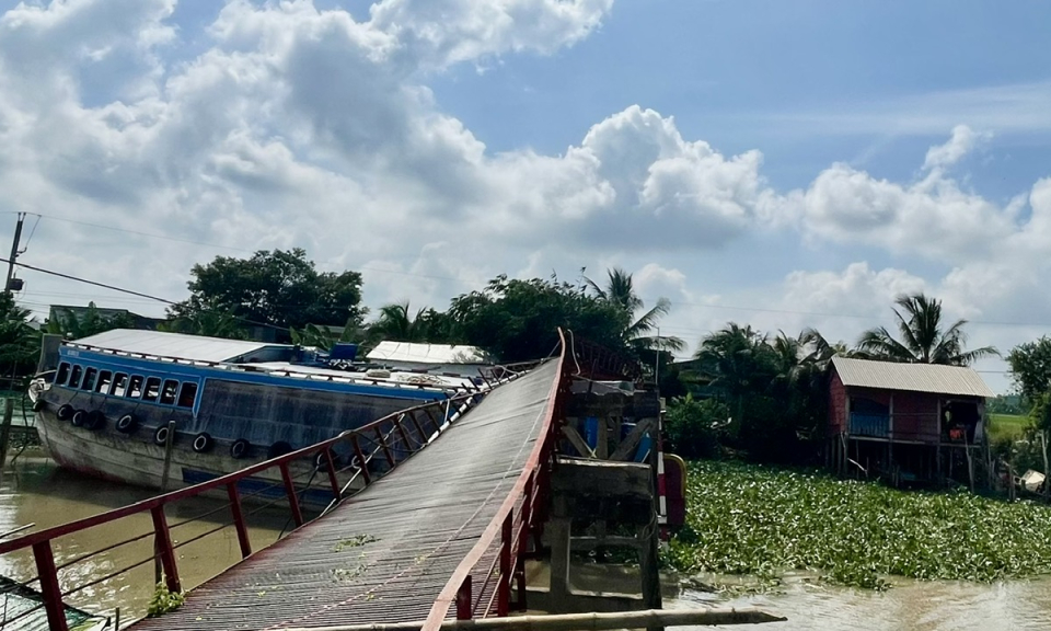 Tân Hưng: Ghe chở cá trọng tải 36 tấn làm sập cầu sắt ở Vĩnh Bửu