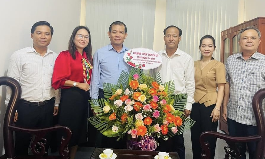 Thường trực Huyện uỷ Tân Hưng chúc mừng Ngày truyền thống Tuyên giáo