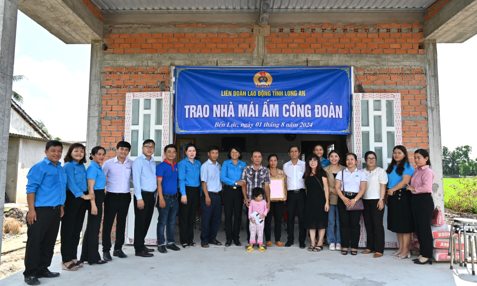 Trao 2 Mái ấm công đoàn cho công đoàn viên khó khăn tại Bến Lức