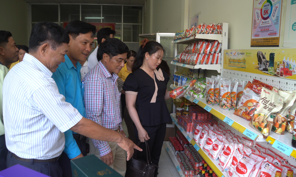 Ra mắt mô hình “Điểm bán hàng Việt Nam” tại Bưu điện huyện Mộc Hóa
