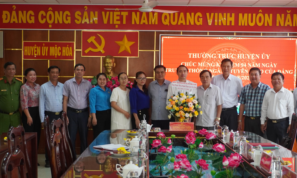 Bí thư Huyện ủy Mộc Hóa chúc mừng Ngày truyền thống ngành Tuyên giáo 