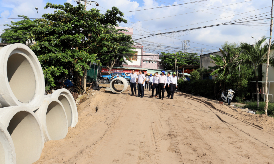 UBND huyện Cần Đước khảo sát tiến độ thực hiện công trình đường liên xã Tân Ân - Phước Tuy