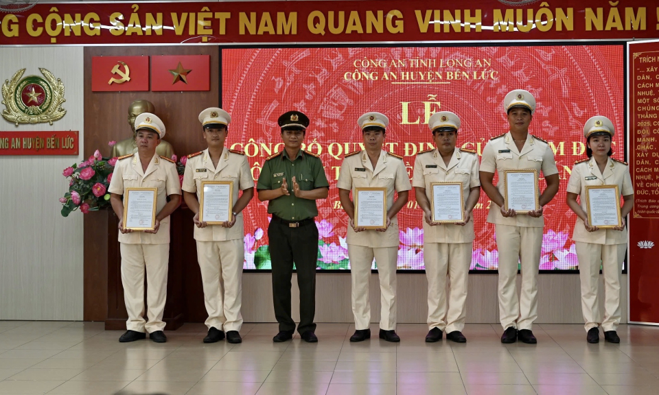 Bến Lức công bố quyết định của Giám đốc Công an tỉnh về công tác cán bộ