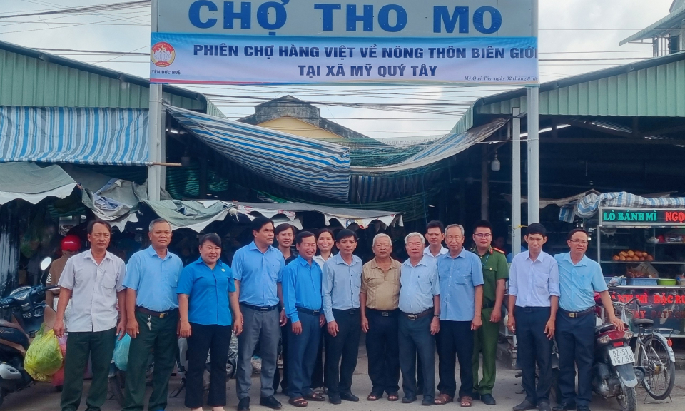 Đức Huệ xây dựng mô hình “Phiên chợ hàng Việt về nông thôn biên giới”