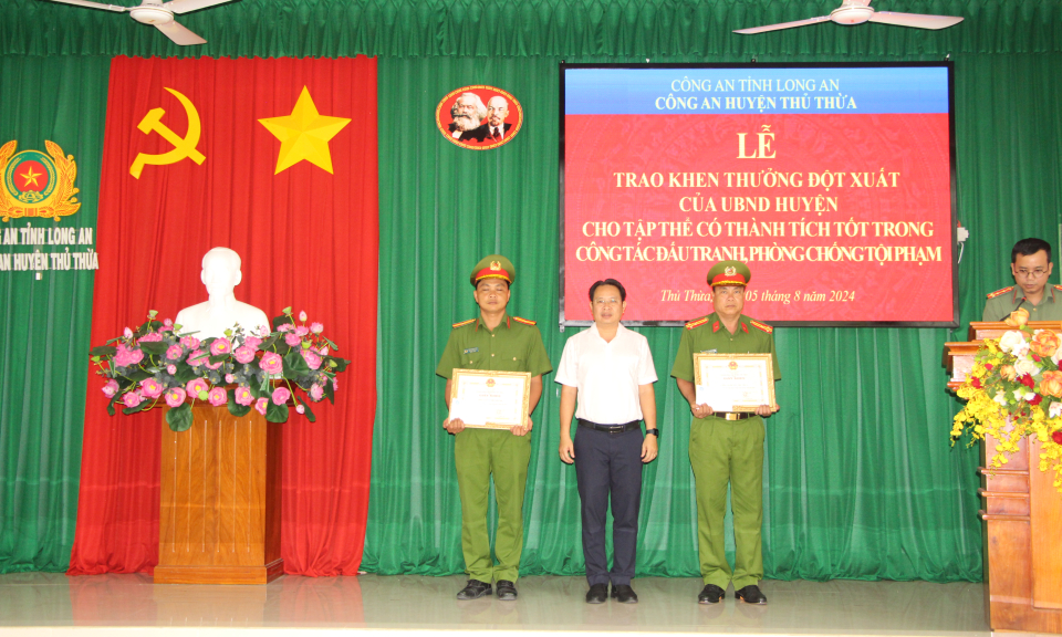 Thủ Thừa khen thưởng đột xuất công tác đấu tranh phòng, chống tội phạm