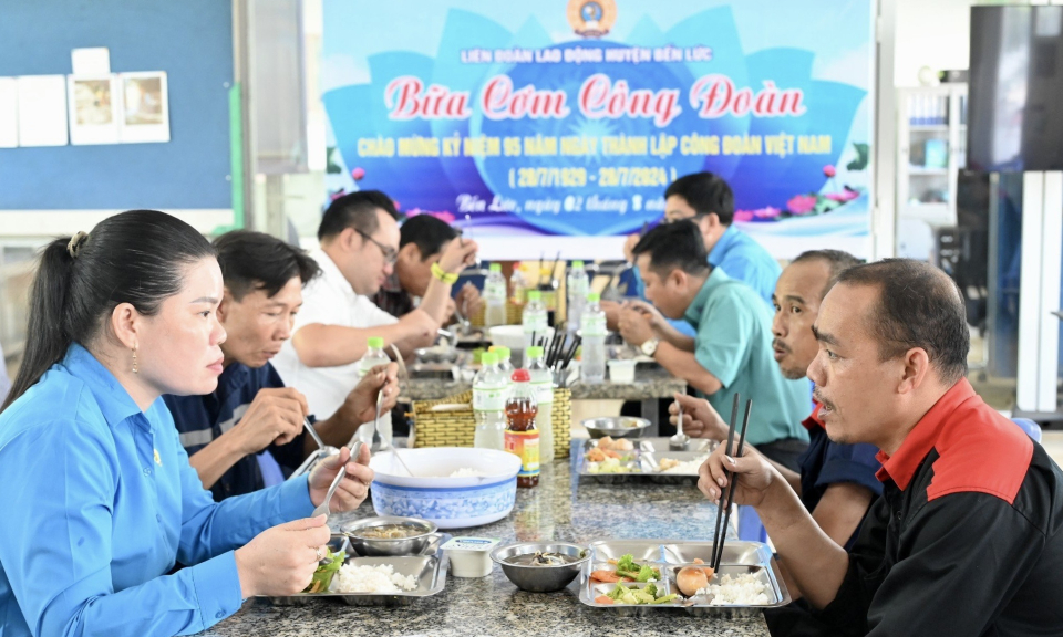 Bến Lức ấm tình “Bữa cơm Công đoàn”
