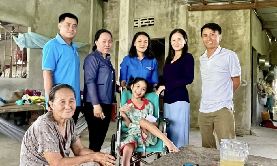 Tân Hưng thăm, tặng quà cho trẻ em đặc biệt khó khăn