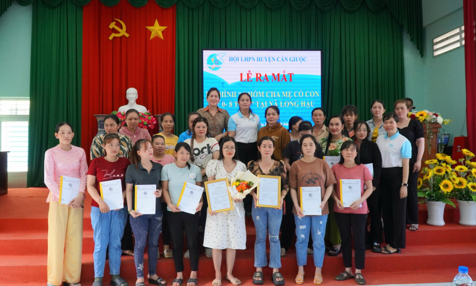 Cần Giuộc ra mắt mô hình “Nhóm cha mẹ có con từ 0 - 8 tuổi”