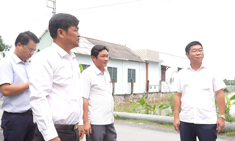 Bí thư Huyện ủy Tân Trụ kiểm tra trạm cấp nước và các công trình giao thông