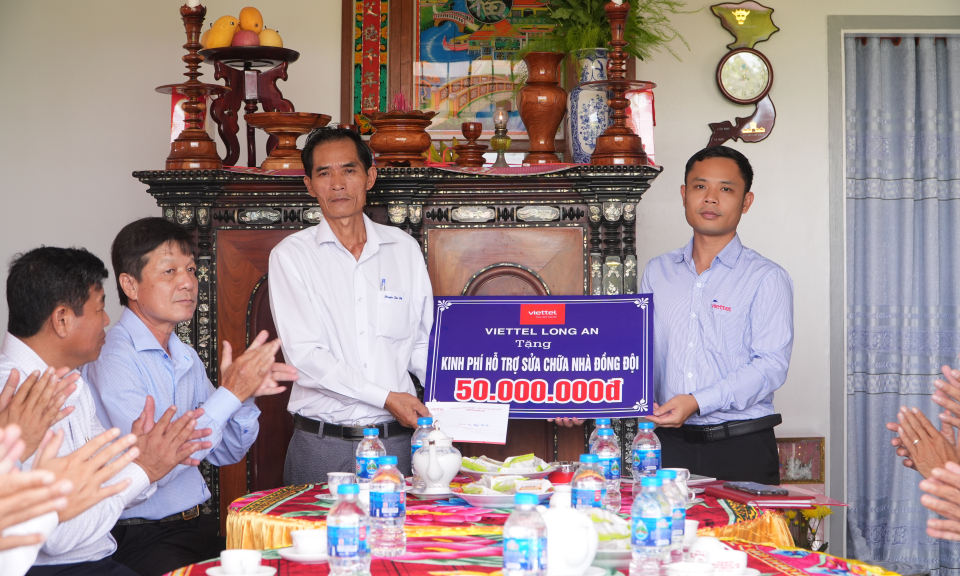 Tân Trụ bàn giao kinh phí sữa chữa nhà Đồng đội