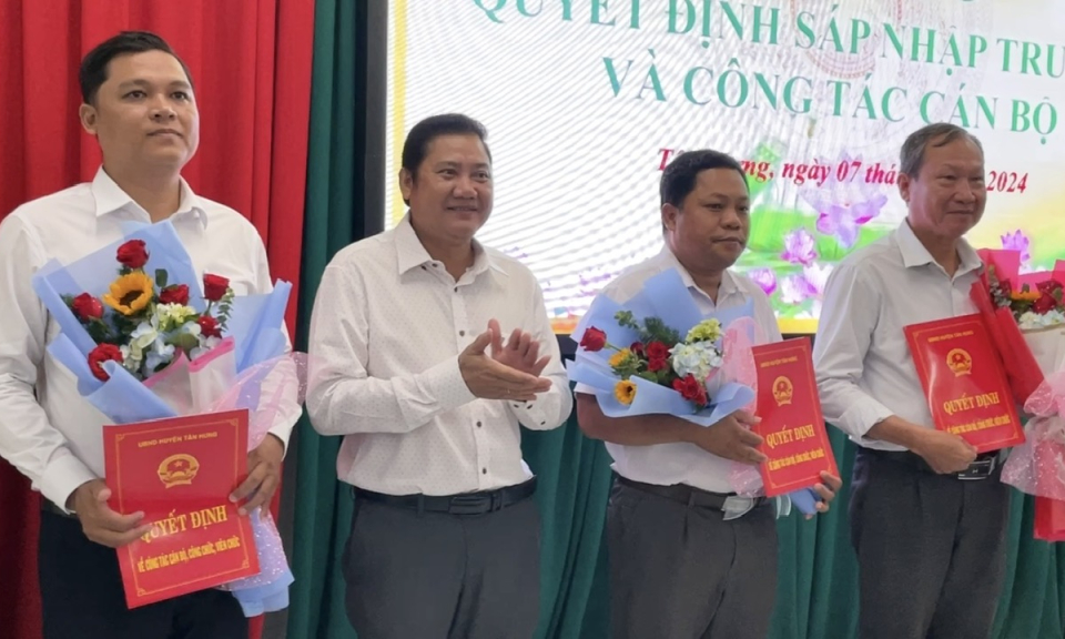 Tân Hưng công bố quyết định sáp nhập trường và công tác cán bộ