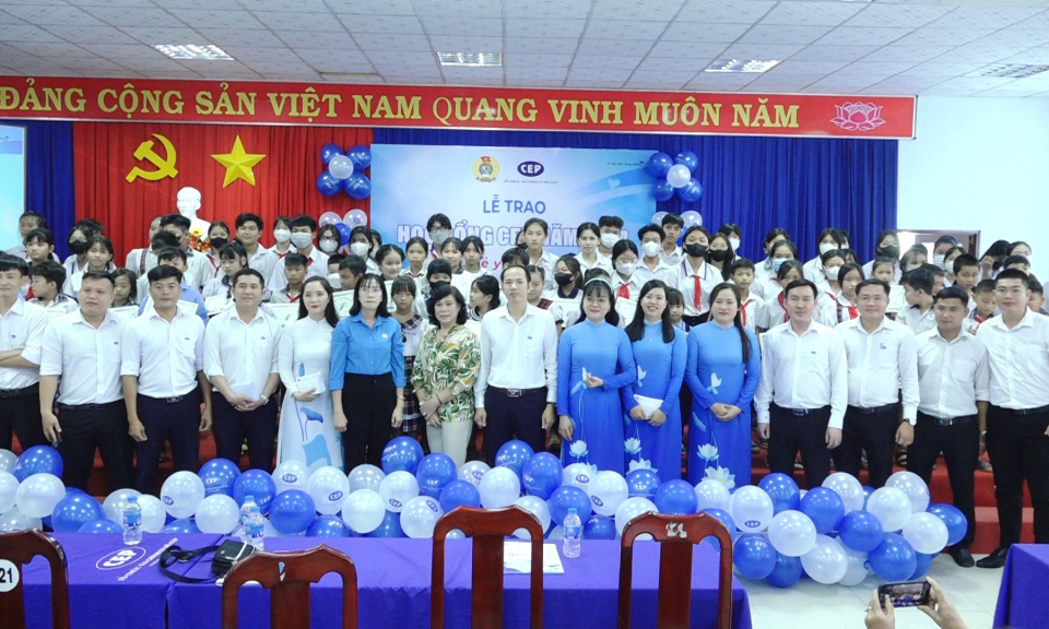 Đức Hòa trao 90 suất học bổng và quà học tập CEP năm 2024