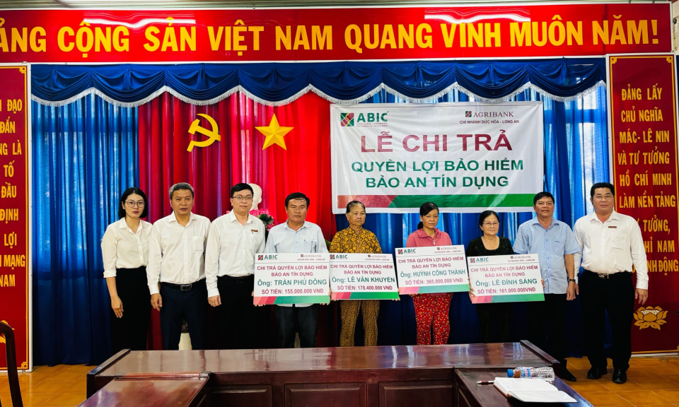 Đức Hòa chi trả quyền lợi cho khách hàng tham gia bảo hiểm bảo an tín dụng