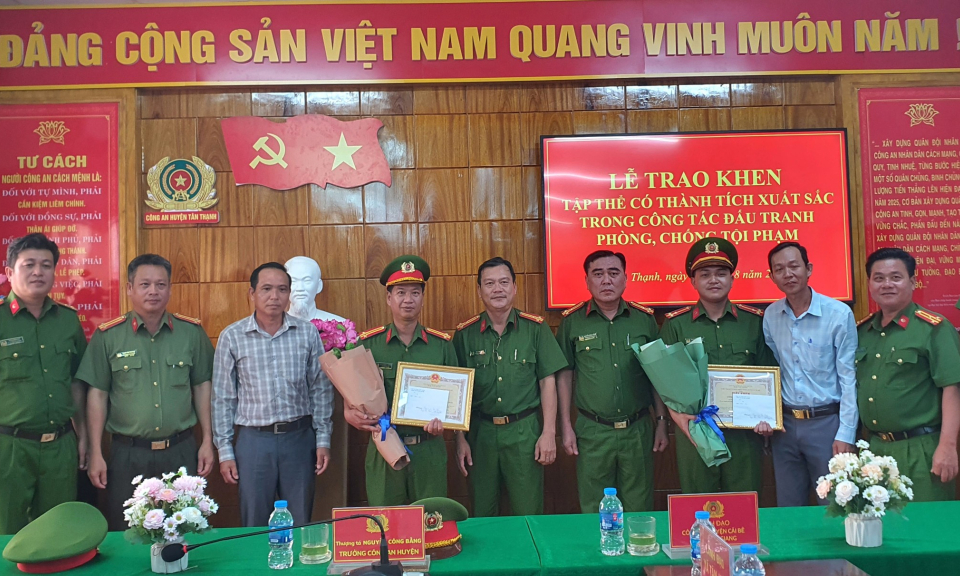 Tân Thạnh khen thưởng đột xuất công tác truy bắt tội phạm 