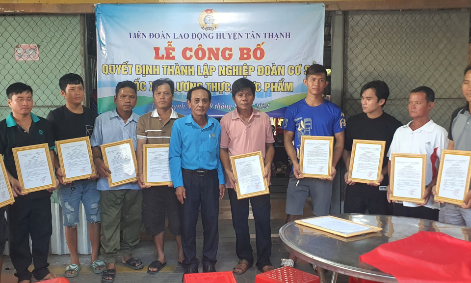 Tân Thạnh thành  lập Nghiệp đoàn cơ sở bốc xếp lương thực - thực phẩm