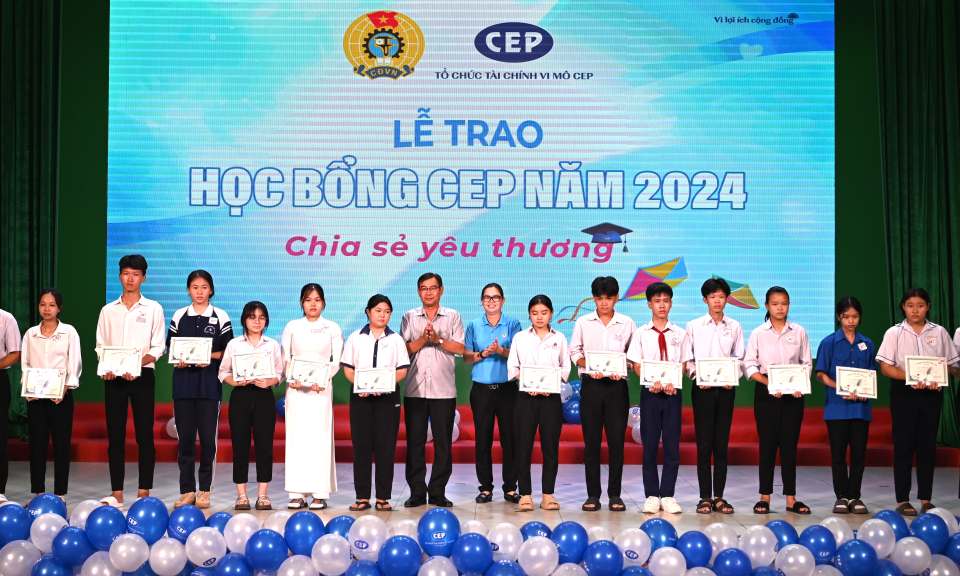 Bến Lức trao học bổng CEP cho học sinh khó khăn