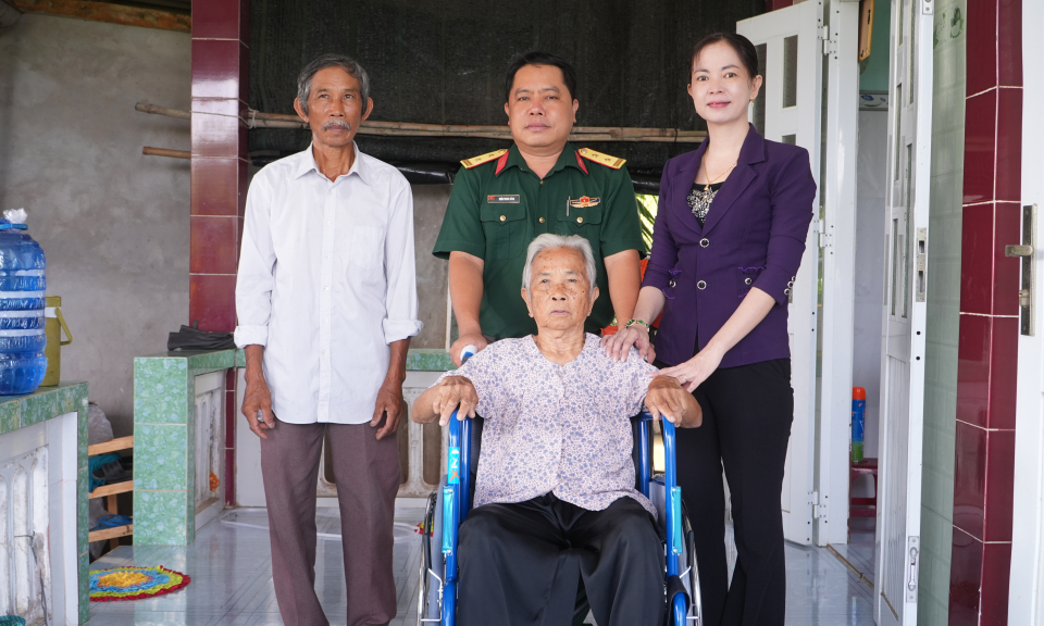 Tân Trụ thăm và tặng xe lăn cho Mẹ Việt Nam anh hùng