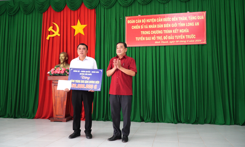 Đoàn công tác của huyện Cần Đước thăm và tặng quà chiến sĩ và Nhân dân xã Bình Thạnh