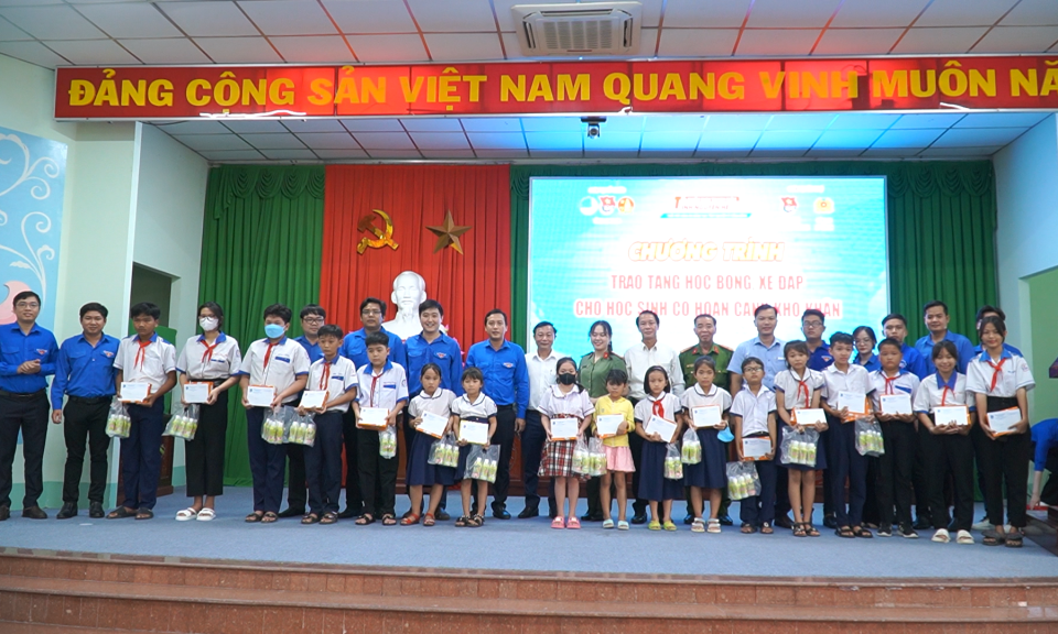 Trao tặng quà cho học sinh có hoàn cảnh khó khăn