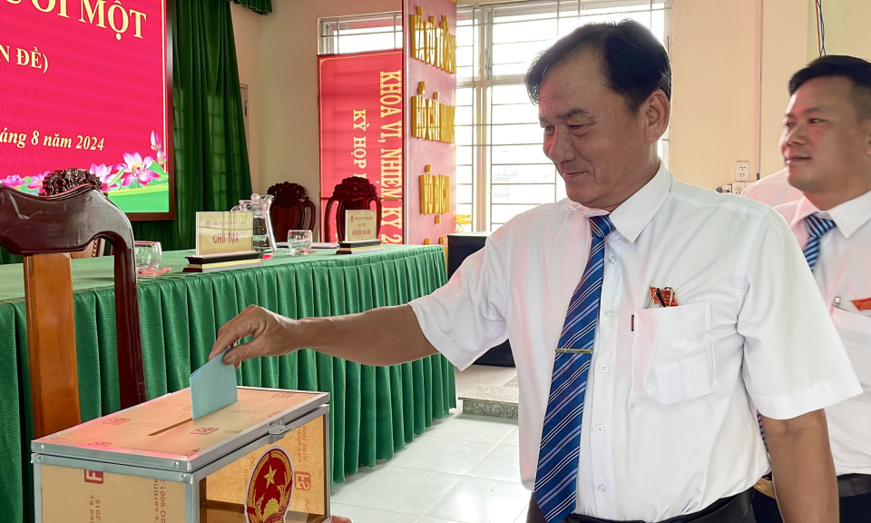 Tân Hưng bầu bổ sung Chủ tịch UBND thị trấn