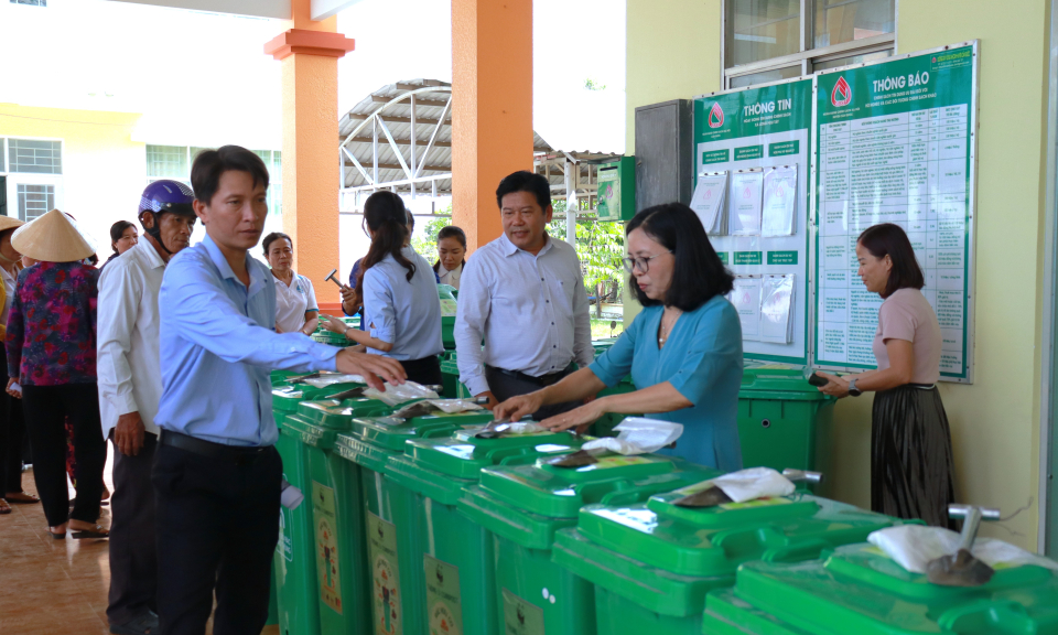 Huyện Cần Đước tập huấn kỹ thuật phân loại rác tại nguồn 