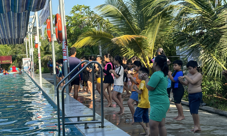 Khai giảng lớp dạy bơi và kỹ năng phòng, chống đuối nước cho trẻ em tại Đức Hòa