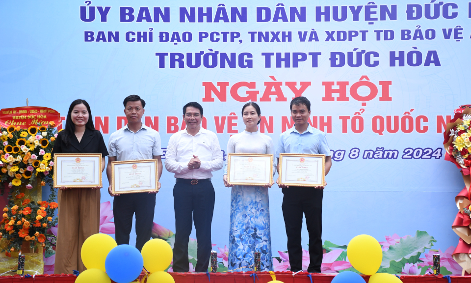 Chủ tịch UBND tỉnh dự Ngày hội toàn dân bảo vệ an ninh Tổ quốc tại Trường THPT Đức Hòa
