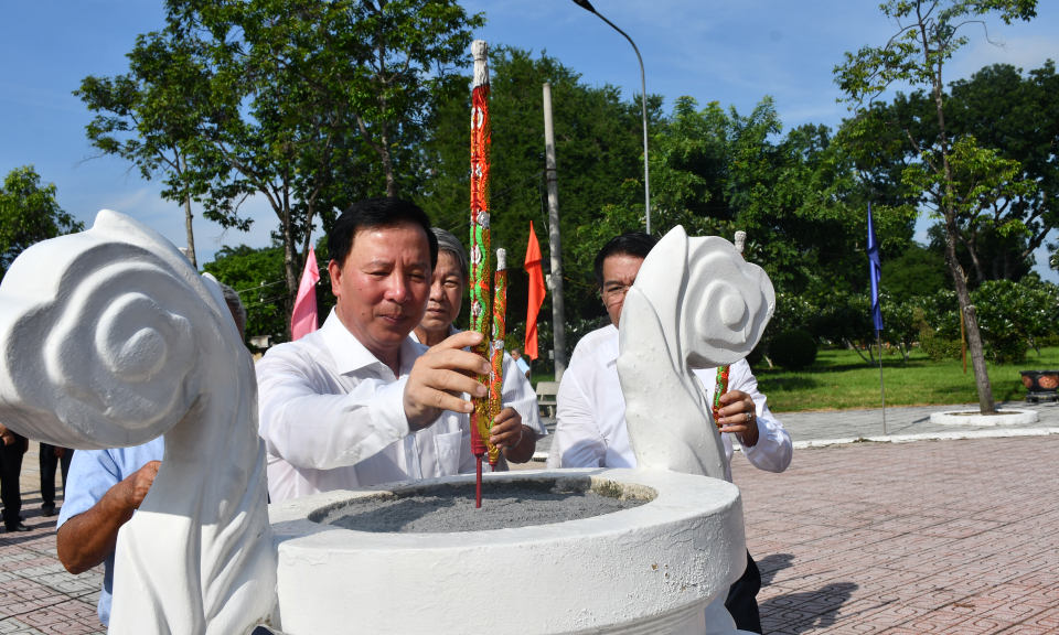 Chủ tịch UBND tỉnh dâng hương tưởng niệm đồng chí Võ Văn Tần