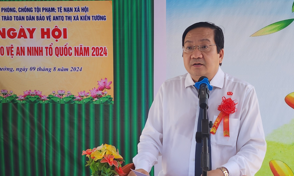 Phó Chủ tịch UBND tỉnh dự ngày hội Toàn dân bảo vệ ANTQ tại thị xã Kiến Tường