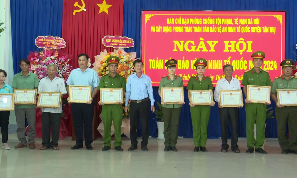 Tân Trụ tổ chức Ngày hội toàn dân bảo vệ an ninh Tổ quốc tại xã điểm Bình Trinh Đông