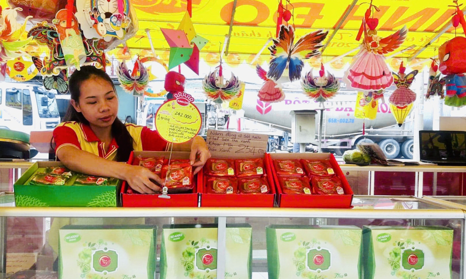Bến Lức thị trường bánh trung thu bắt đầu nhộn nhịp