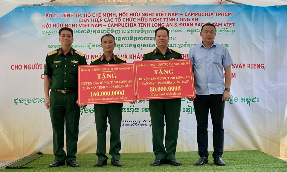 Giao lưu Nhân dân và khám bệnh, phát thuốc, tặng quà cho người dân có hoàn cảnh khó khăn