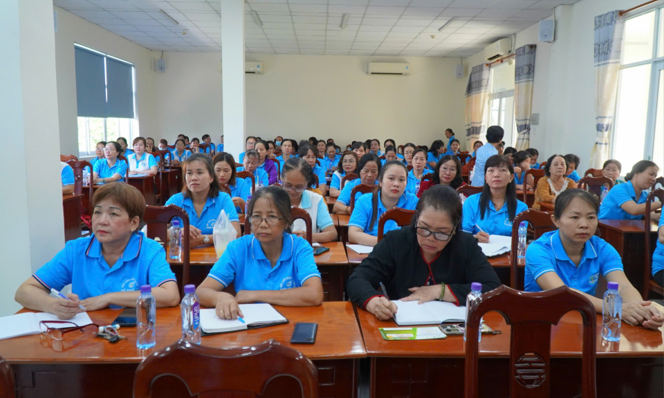 Phụ nữ Cần Giuộc phổ biến Luật Đất đai năm 2024