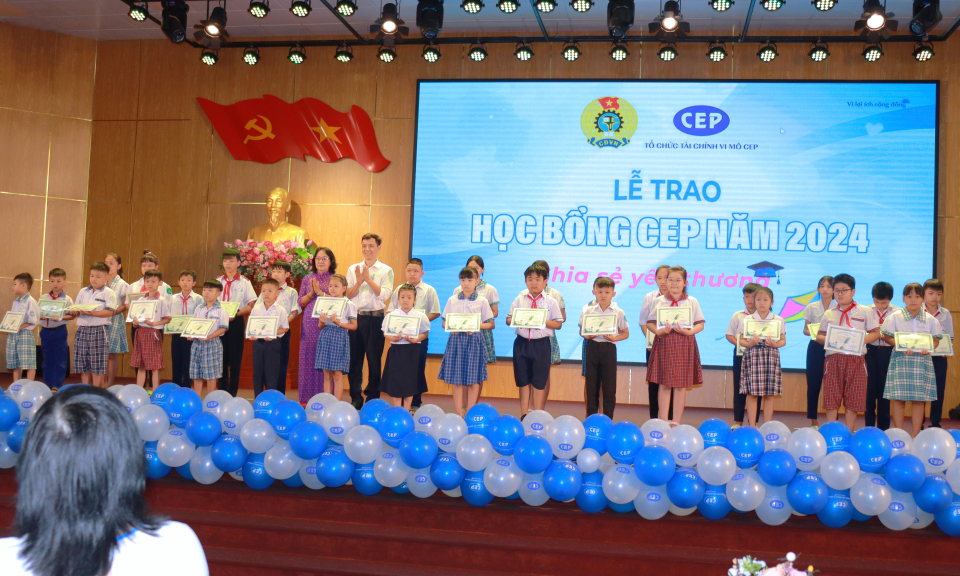 Tổ chức tài chính CEP trao học bổng và quà học tập cho học sinh tại Cần Đước