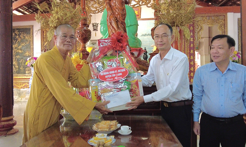 Lãnh đạo huyện Tân Thạnh thăm, chúc mừng các cơ sở thờ tự Phật giáo