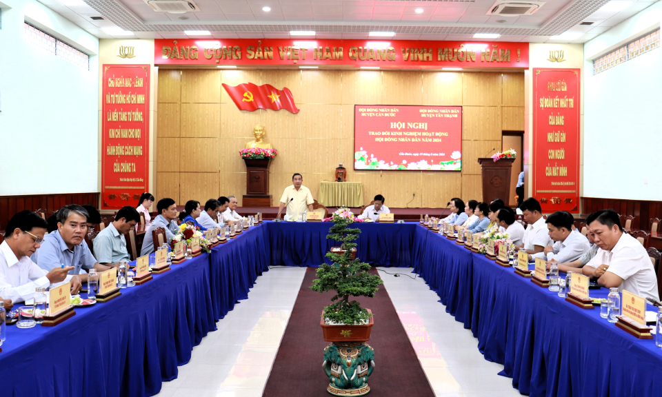 HĐND huyện Tân Thạnh trao đổi kinh nghiệm với HĐND huyện Cần Đước